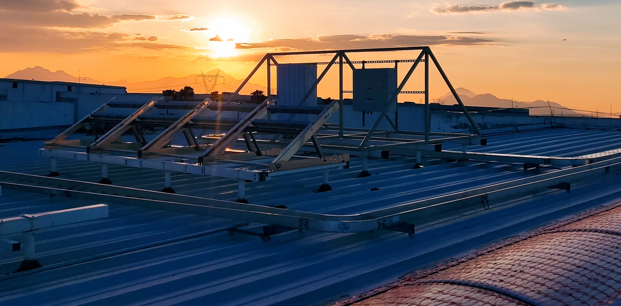 Técnico realizando mantenimiento de paneles solares